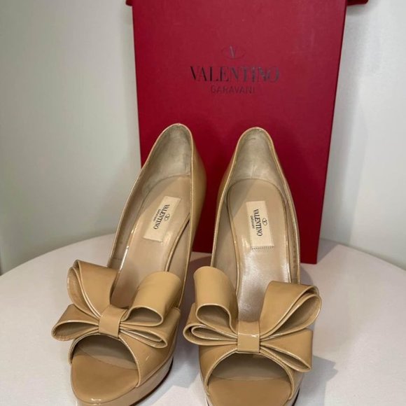 VALENTINO GARAVANI Patent Open Toe Bow Pumps - Picture 7 of 7